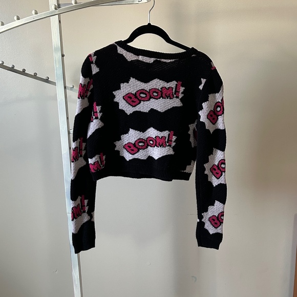 Crop sweater with comic BOOM! Pattern - Picture 4 of 5